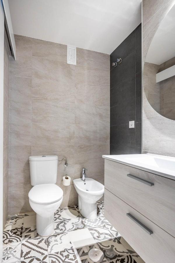 Amplisimo De Diseno Nuevo En El Corazon De Triana, Parking Included Apartament *