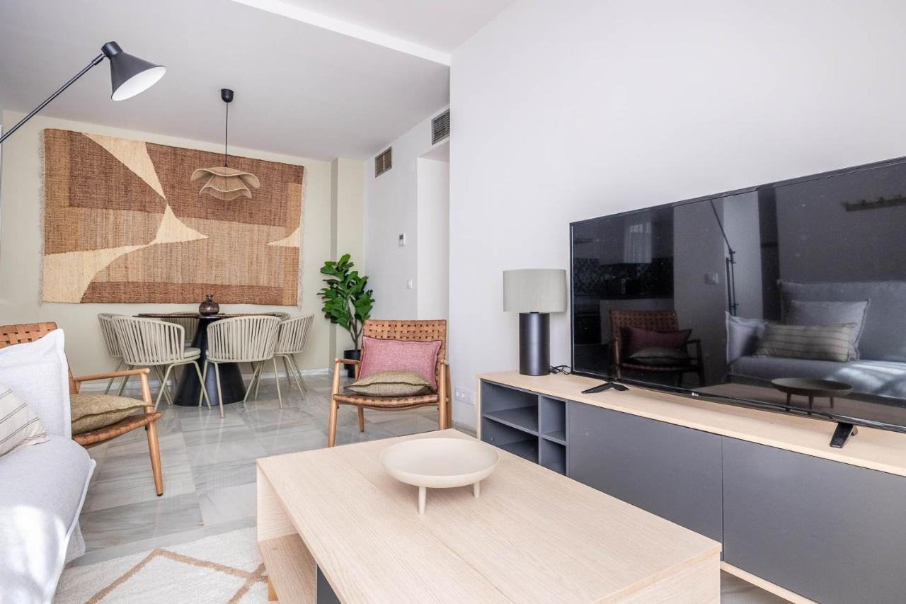 Amplisimo De Diseno Nuevo En El Corazon De Triana, Parking Included Apartament *