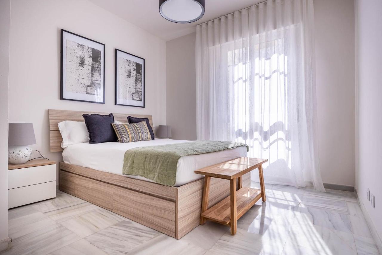 Amplisimo De Diseno Nuevo En El Corazon De Triana, Parking Included Apartament *