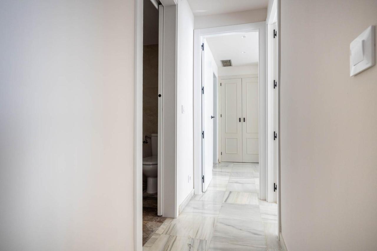 Apartament Amplisimo De Diseno Nuevo En El Corazon De Triana, Parking Included *